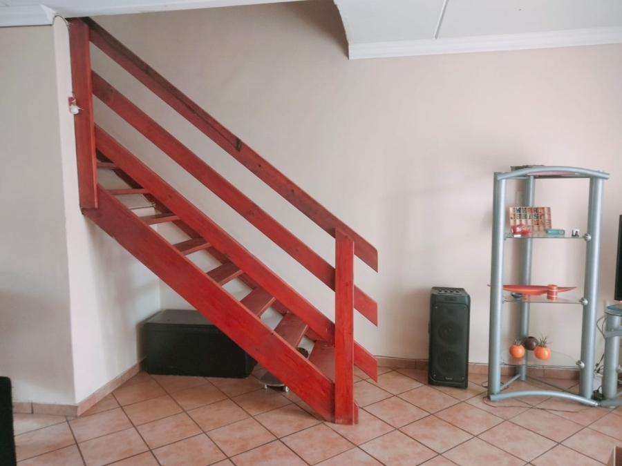 To Let 2 Bedroom Property for Rent in Helderkruin View Gauteng