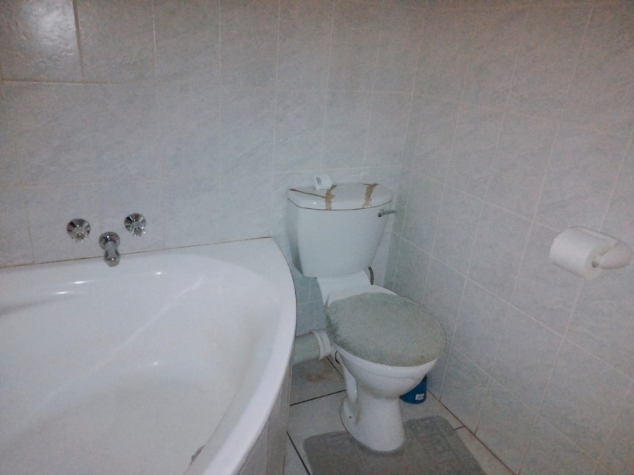 To Let 2 Bedroom Property for Rent in Helderkruin View Gauteng