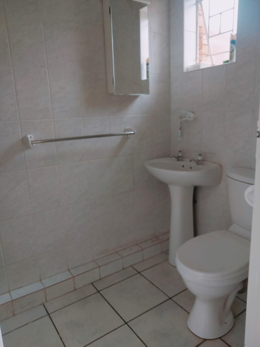 To Let 2 Bedroom Property for Rent in Helderkruin View Gauteng