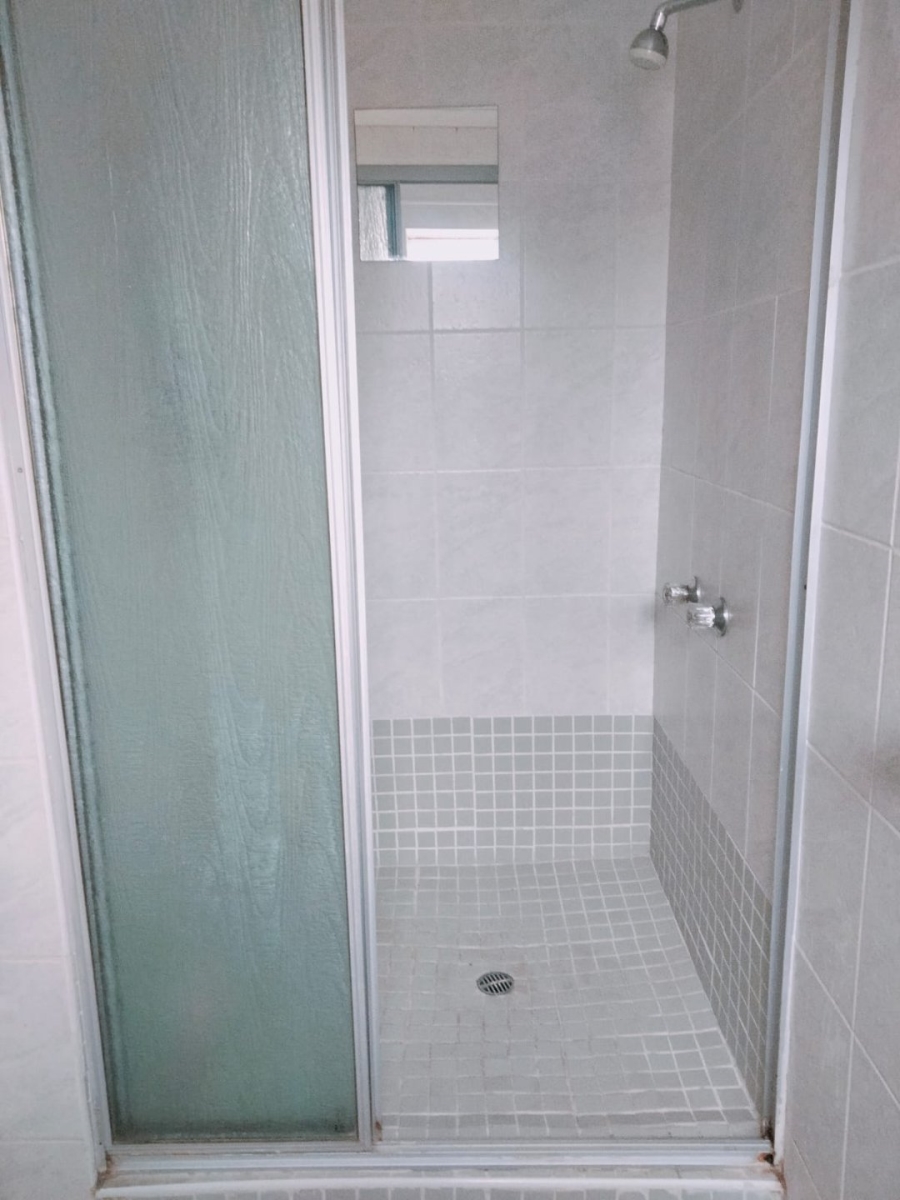 To Let 2 Bedroom Property for Rent in Helderkruin View Gauteng
