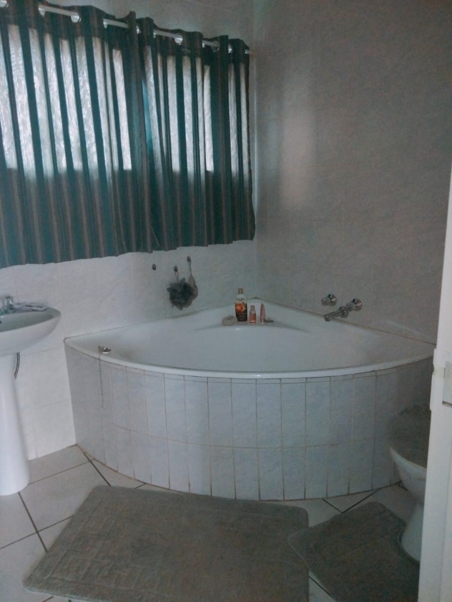 To Let 2 Bedroom Property for Rent in Helderkruin View Gauteng