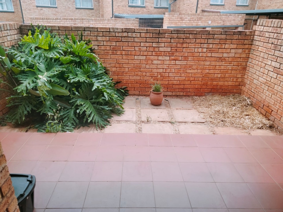 To Let 2 Bedroom Property for Rent in Helderkruin View Gauteng