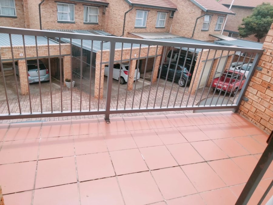 To Let 2 Bedroom Property for Rent in Helderkruin View Gauteng