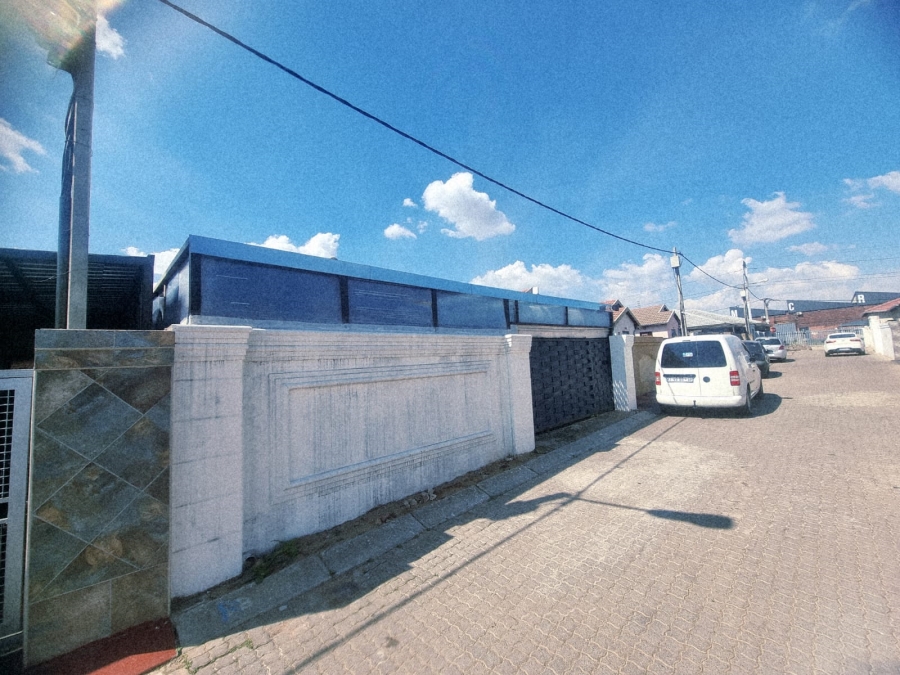 2 Bedroom Property for Sale in Fleurhof Gauteng