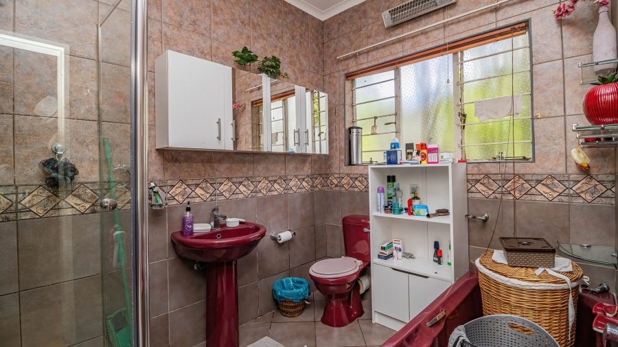 4 Bedroom Property for Sale in Glen Marais Gauteng