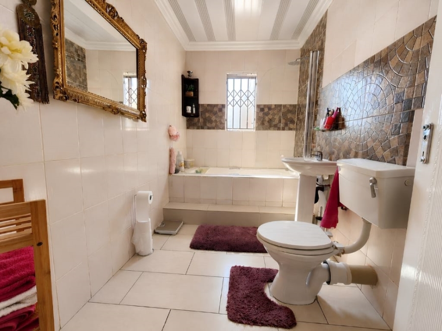 6 Bedroom Property for Sale in Eike Park Gauteng