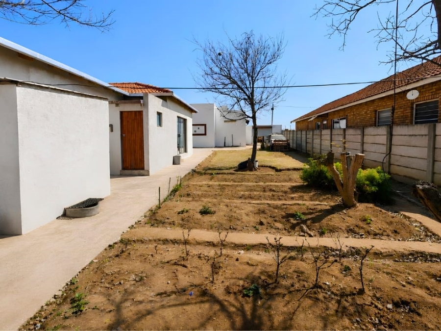 6 Bedroom Property for Sale in Eike Park Gauteng