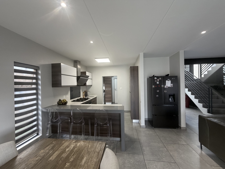 4 Bedroom Property for Sale in Crowthorne AH Gauteng