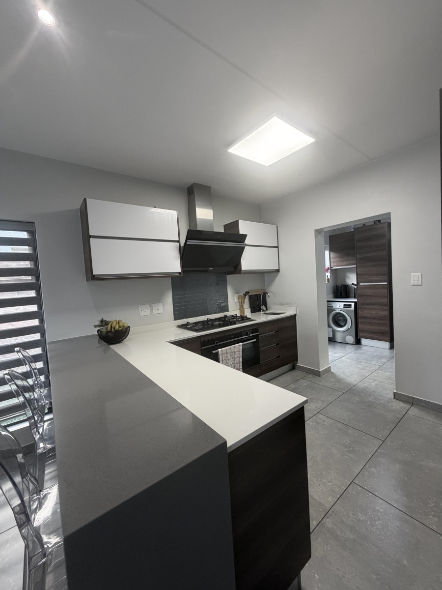 4 Bedroom Property for Sale in Crowthorne AH Gauteng