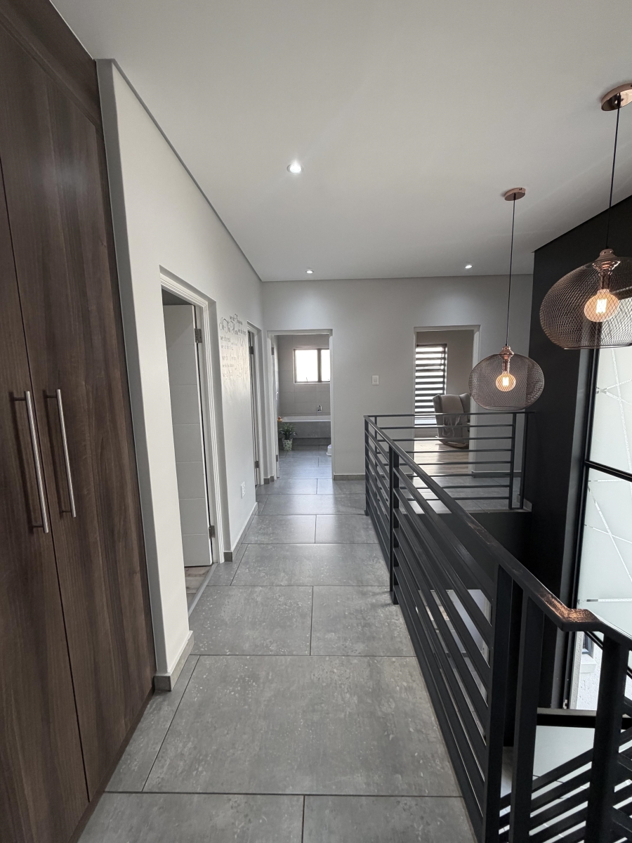 4 Bedroom Property for Sale in Crowthorne AH Gauteng