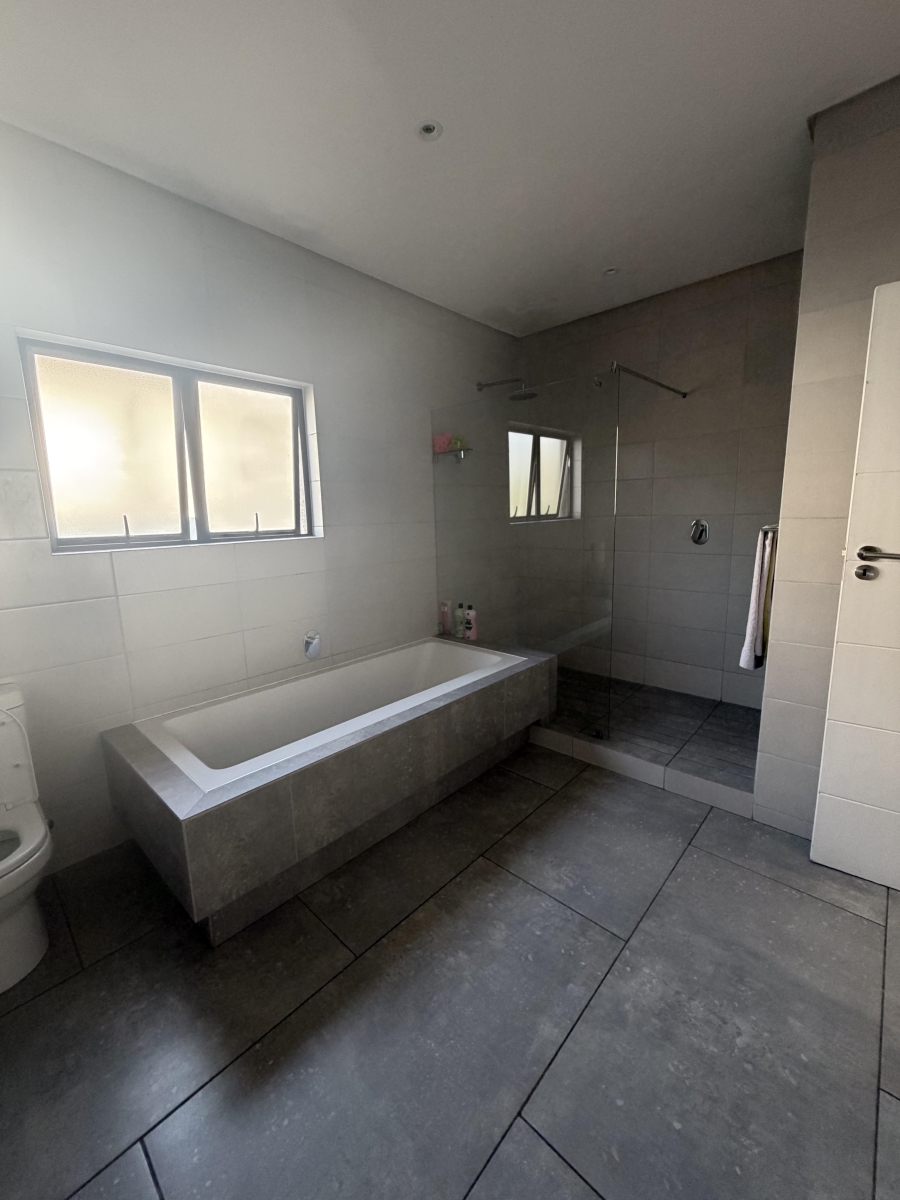 4 Bedroom Property for Sale in Crowthorne AH Gauteng