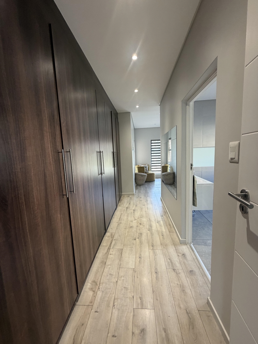 4 Bedroom Property for Sale in Crowthorne AH Gauteng