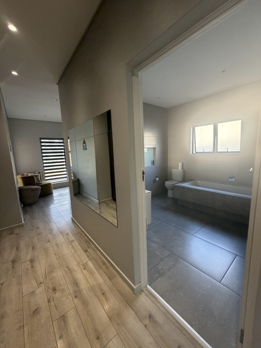 4 Bedroom Property for Sale in Crowthorne AH Gauteng