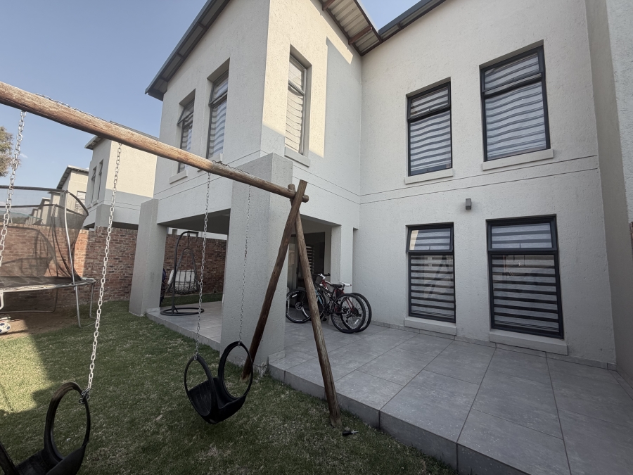 4 Bedroom Property for Sale in Crowthorne AH Gauteng