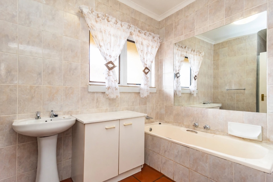 3 Bedroom Property for Sale in Faerie Glen Gauteng