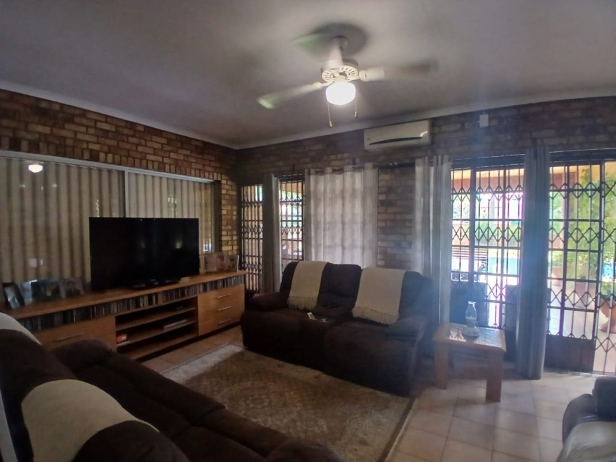7 Bedroom Property for Sale in Theresa Park Gauteng