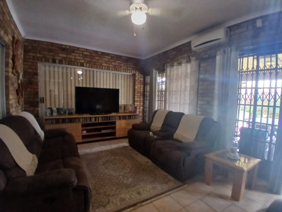 7 Bedroom Property for Sale in Theresa Park Gauteng
