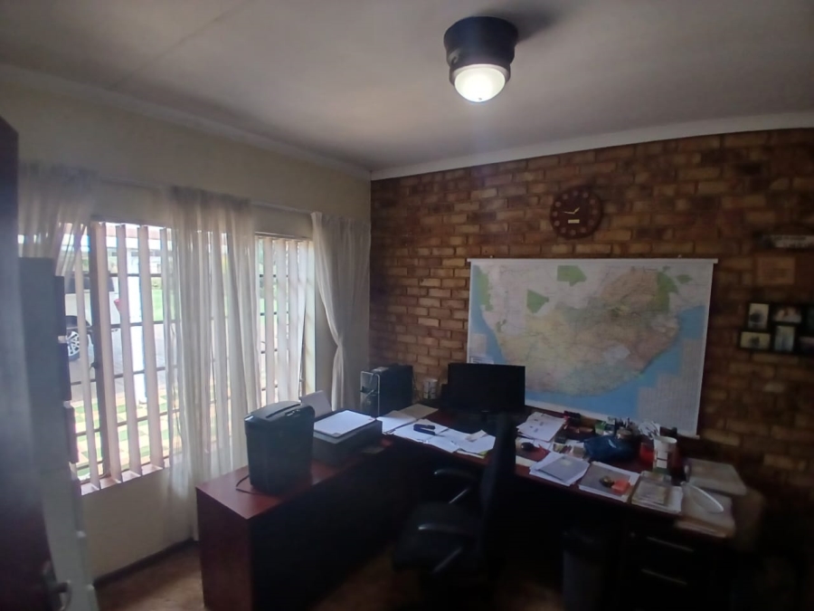 7 Bedroom Property for Sale in Theresa Park Gauteng
