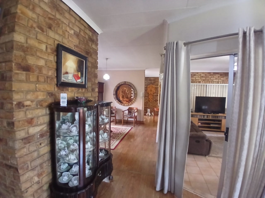 7 Bedroom Property for Sale in Theresa Park Gauteng