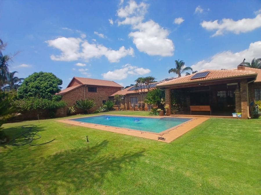 7 Bedroom Property for Sale in Theresa Park Gauteng