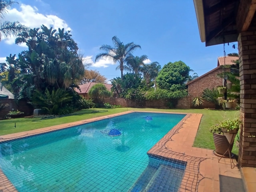 7 Bedroom Property for Sale in Theresa Park Gauteng