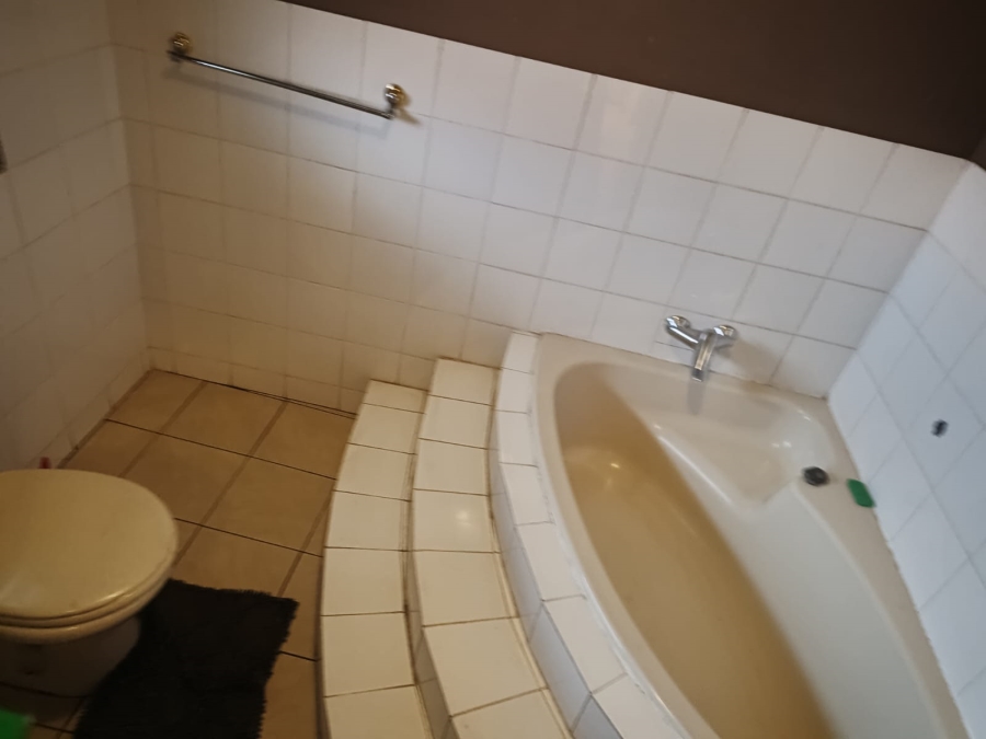 4 Bedroom Property for Sale in Mondeor Gauteng