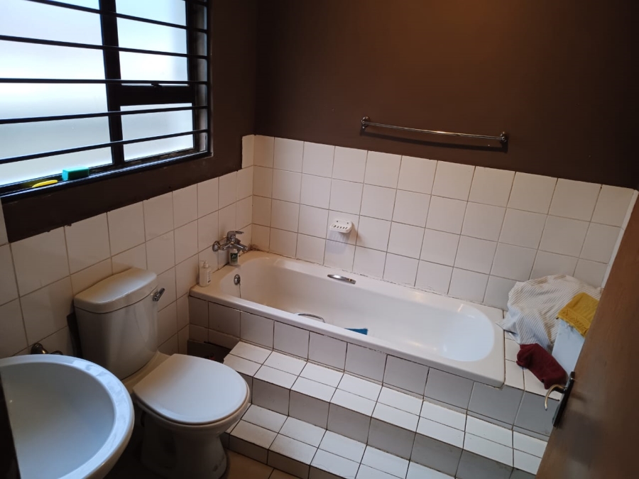 4 Bedroom Property for Sale in Mondeor Gauteng