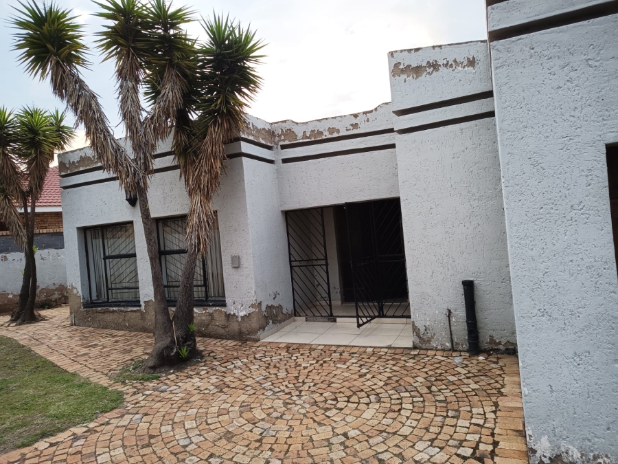 4 Bedroom Property for Sale in Mondeor Gauteng
