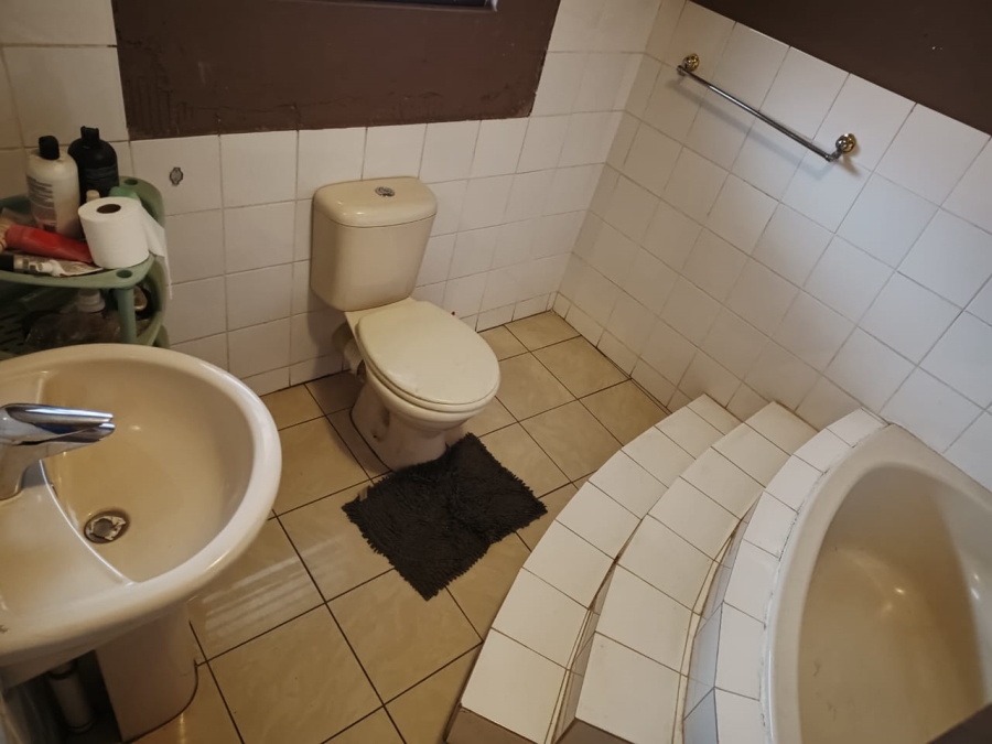 4 Bedroom Property for Sale in Mondeor Gauteng