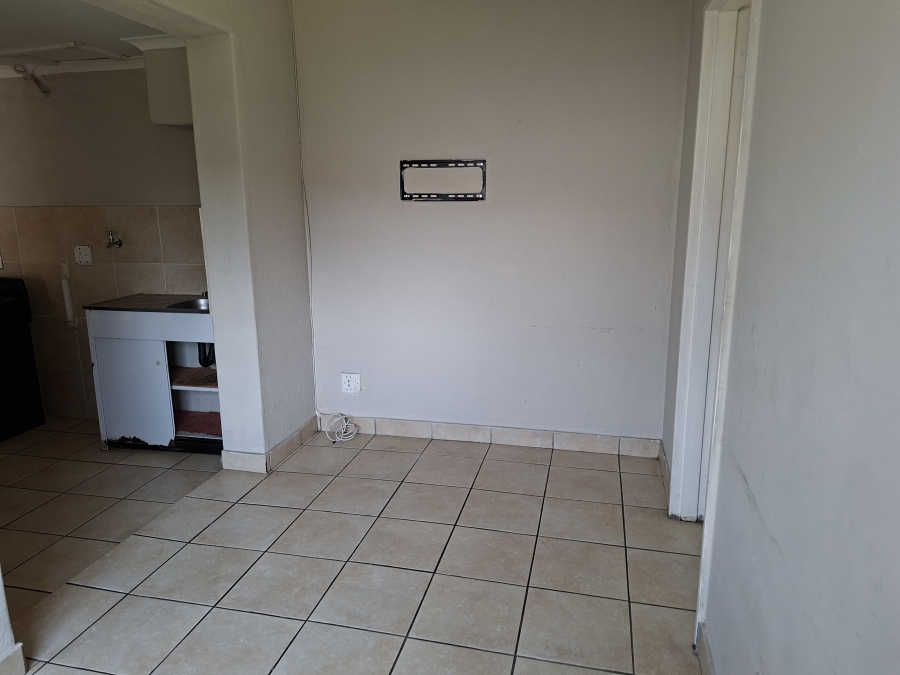 To Let 1 Bedroom Property for Rent in Mondeor Gauteng