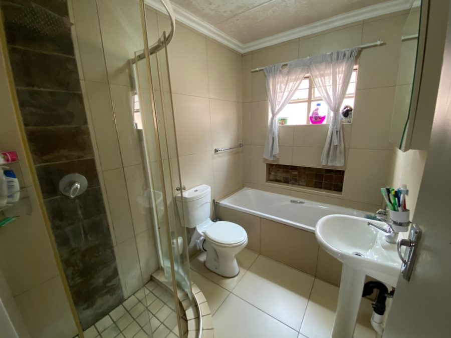 2 Bedroom Property for Sale in Andeon Gauteng