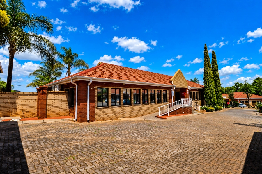 Commercial Property for Sale in Die Hoewes Gauteng