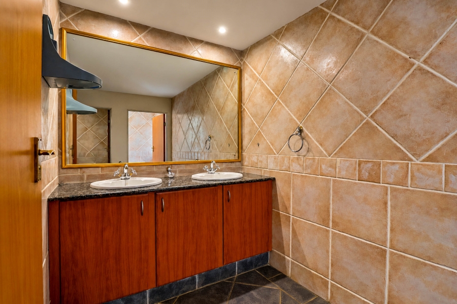 Commercial Property for Sale in Die Hoewes Gauteng