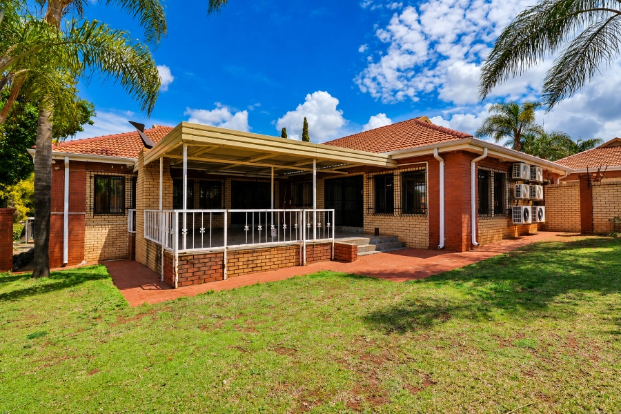 Commercial Property for Sale in Die Hoewes Gauteng