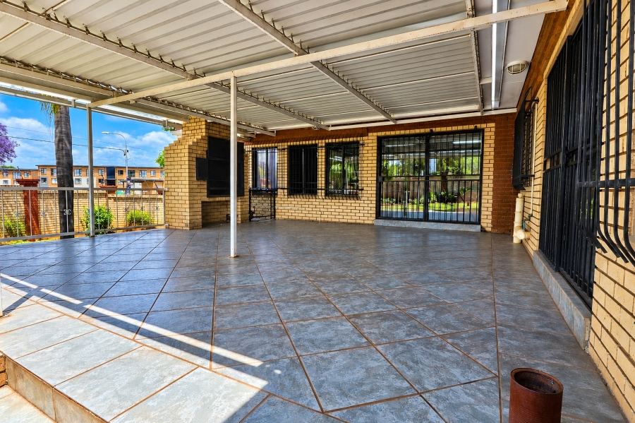 Commercial Property for Sale in Die Hoewes Gauteng