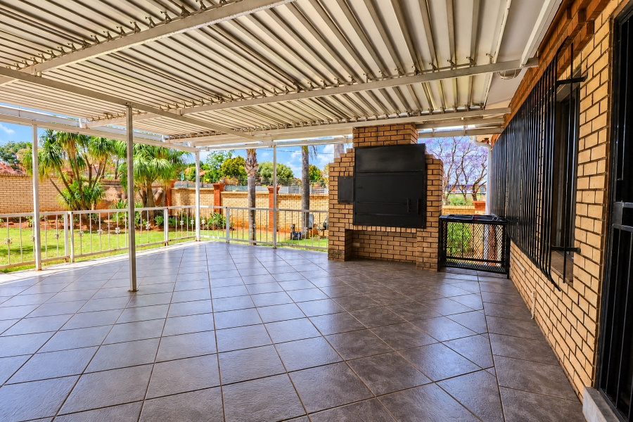 Commercial Property for Sale in Die Hoewes Gauteng