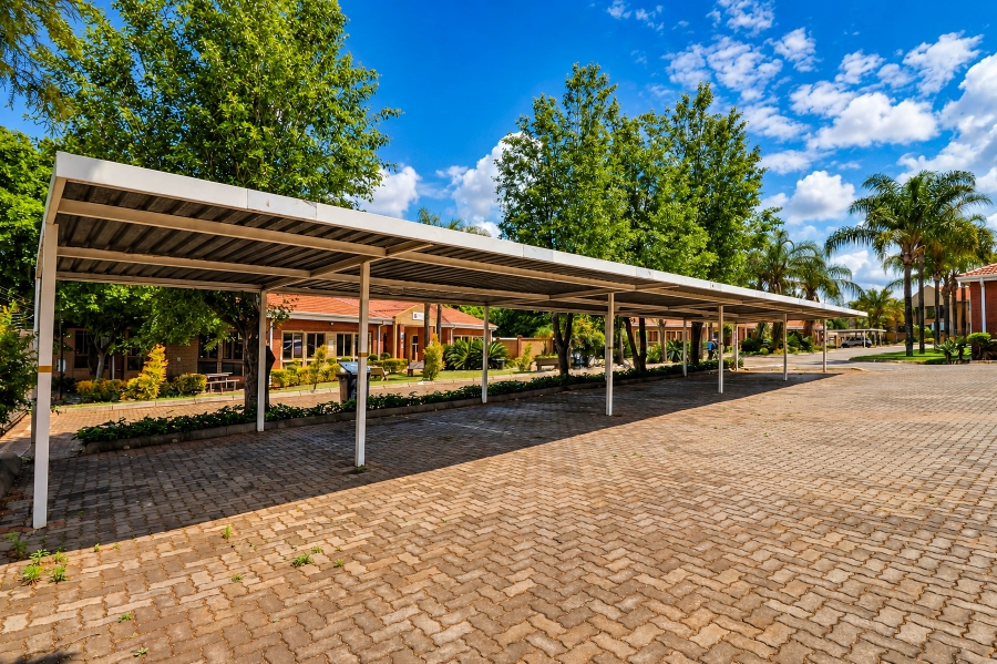 Commercial Property for Sale in Die Hoewes Gauteng