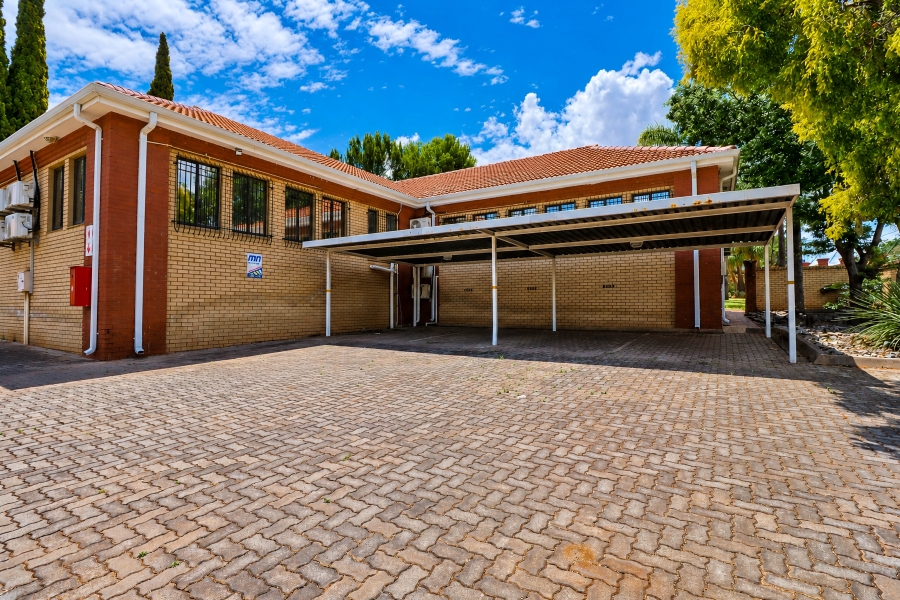 Commercial Property for Sale in Die Hoewes Gauteng