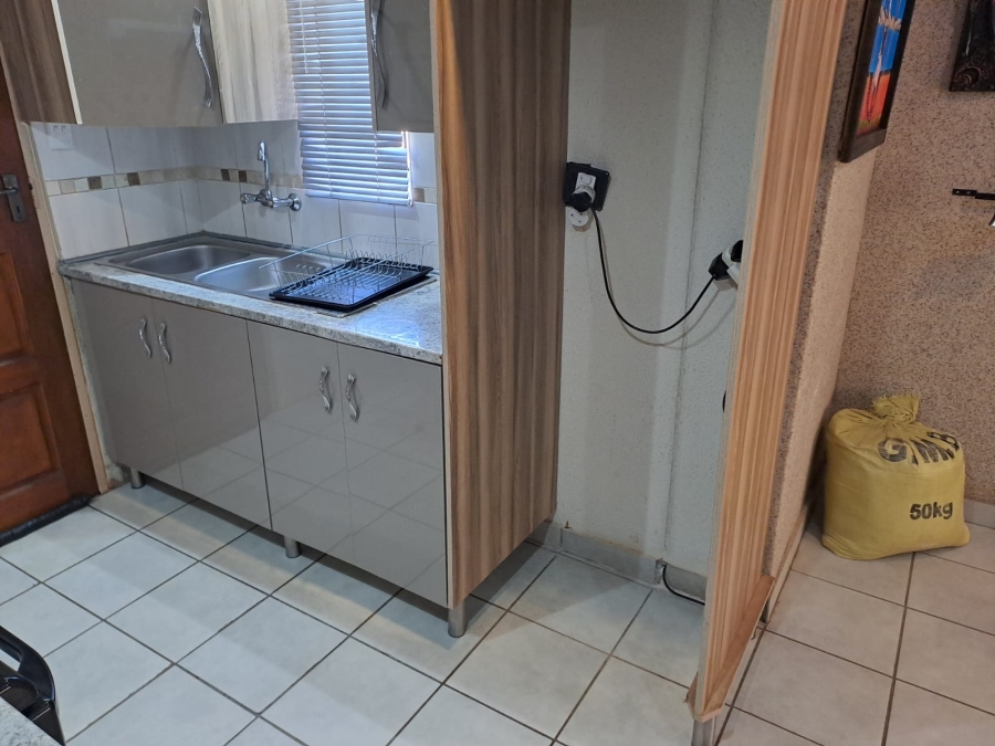To Let 3 Bedroom Property for Rent in Glenway Estate Gauteng