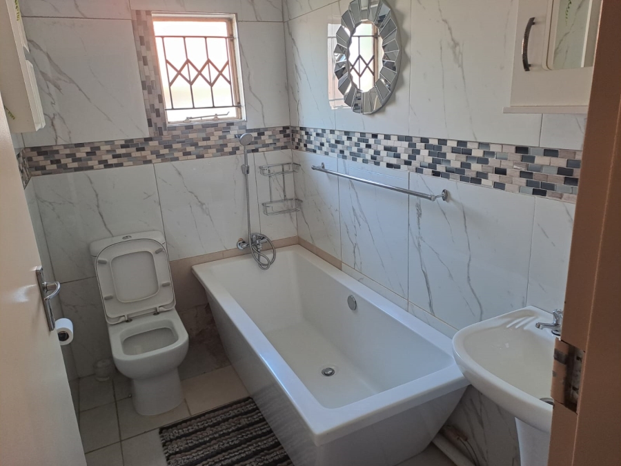 To Let 3 Bedroom Property for Rent in Glenway Estate Gauteng