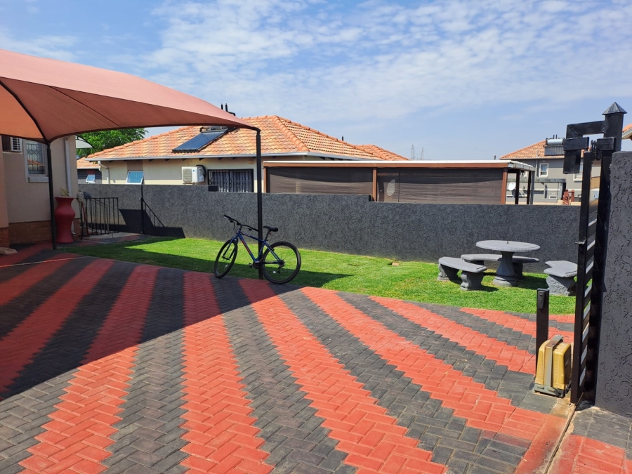 To Let 3 Bedroom Property for Rent in Glenway Estate Gauteng