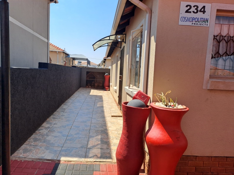 To Let 3 Bedroom Property for Rent in Glenway Estate Gauteng