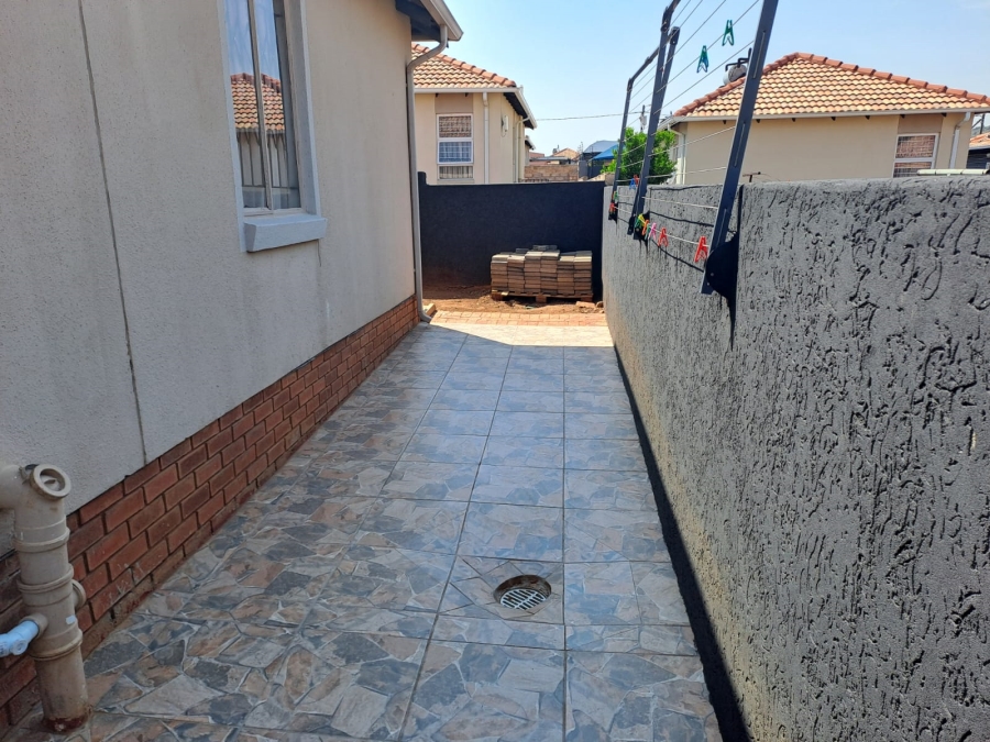 To Let 3 Bedroom Property for Rent in Glenway Estate Gauteng
