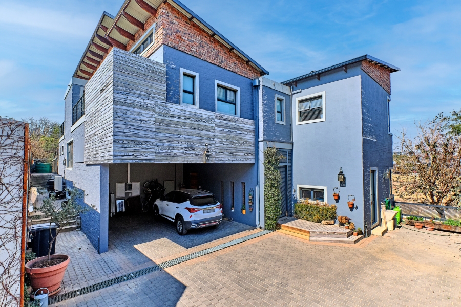 5 Bedroom Property for Sale in Waterfall Country Village Gauteng