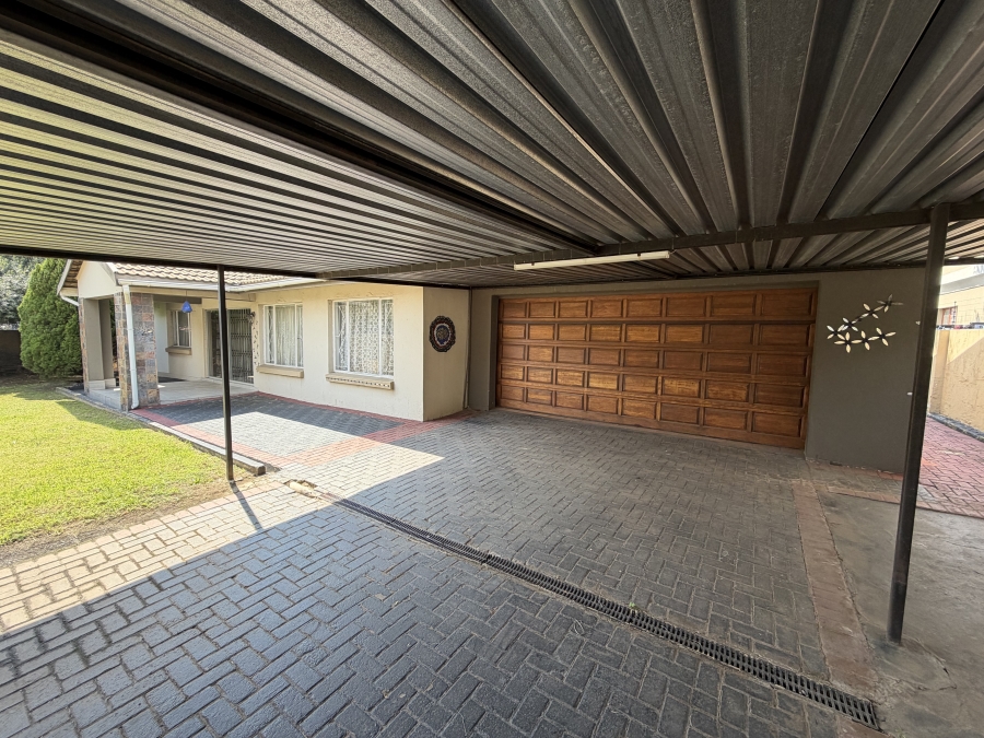 4 Bedroom Property for Sale in Sonneveld Gauteng