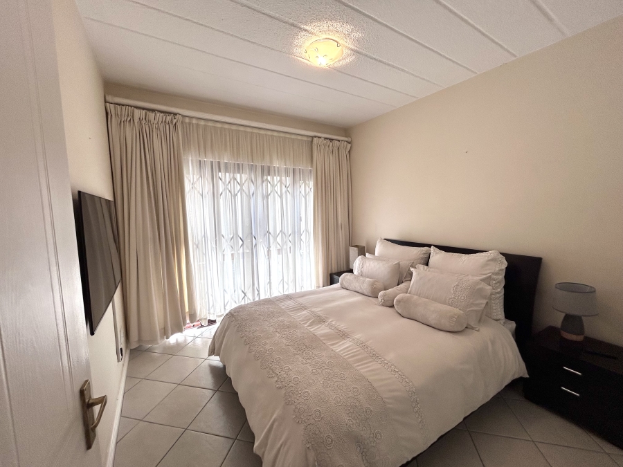 To Let 1 Bedroom Property for Rent in Waverley Gauteng