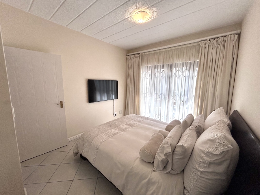 To Let 1 Bedroom Property for Rent in Waverley Gauteng