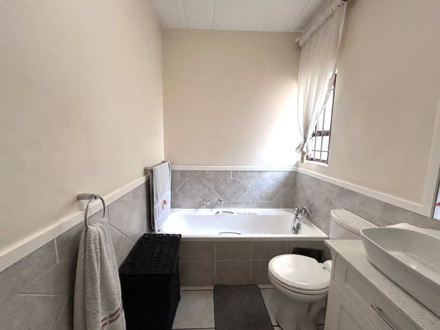 To Let 1 Bedroom Property for Rent in Waverley Gauteng
