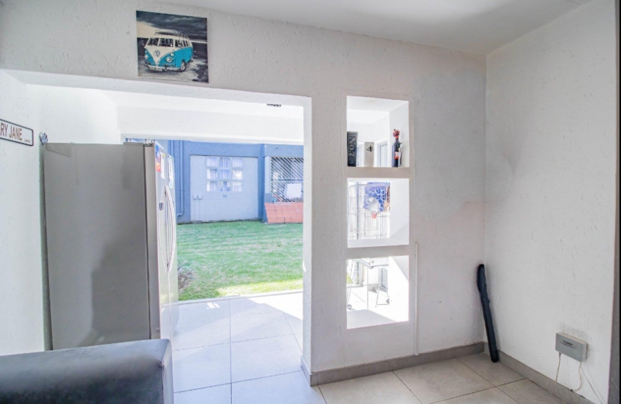 2 Bedroom Property for Sale in Mulbarton Gauteng