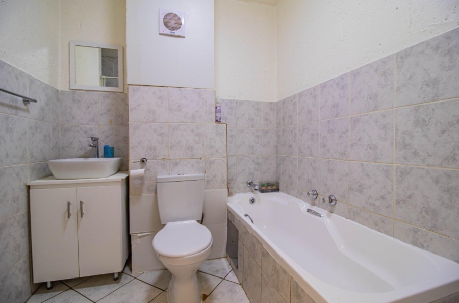 2 Bedroom Property for Sale in Mulbarton Gauteng